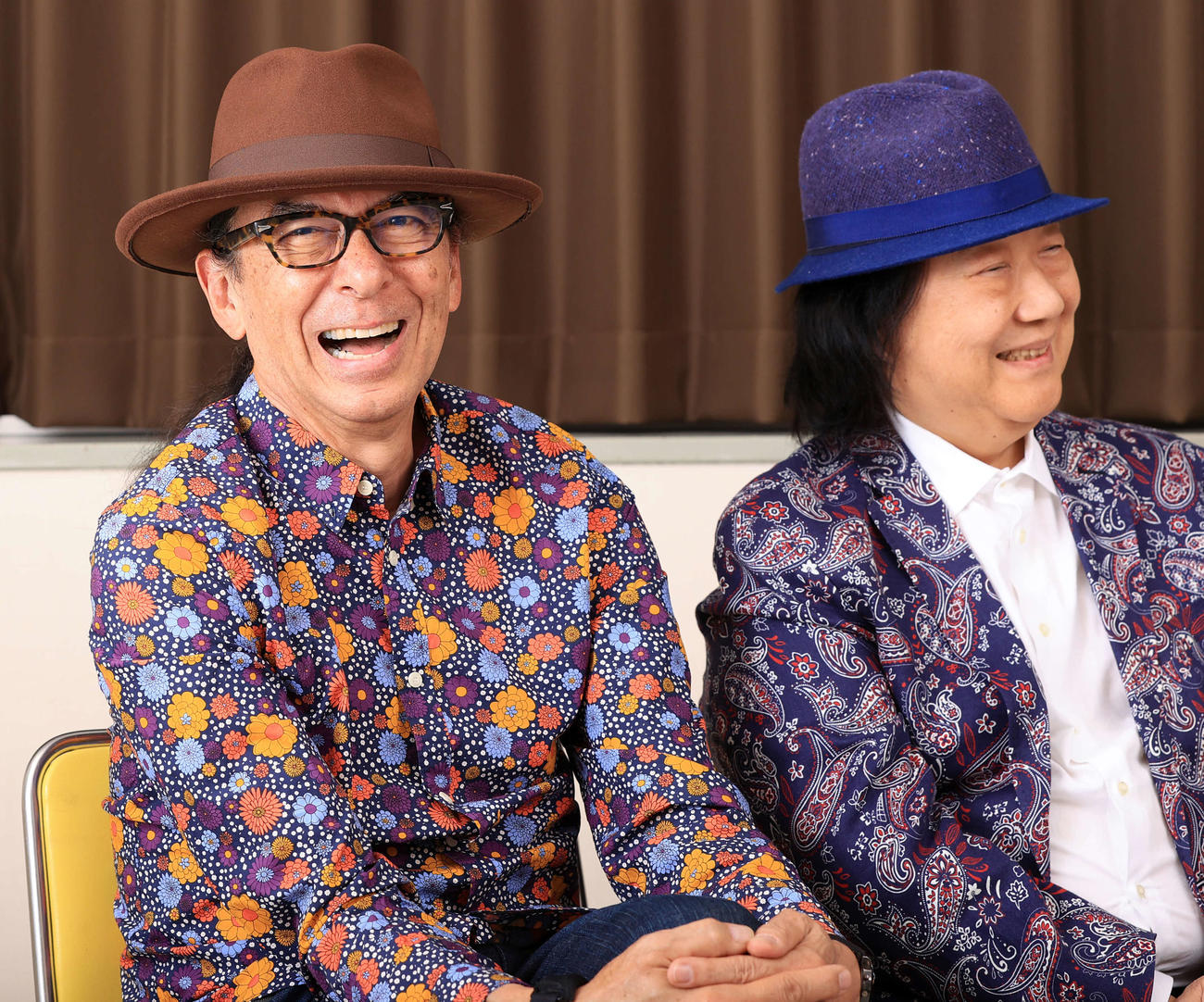笑顔で話すゴダイゴのスティーブ・フォックス（左）。右はミッキー吉野（撮影・浅見桂子）