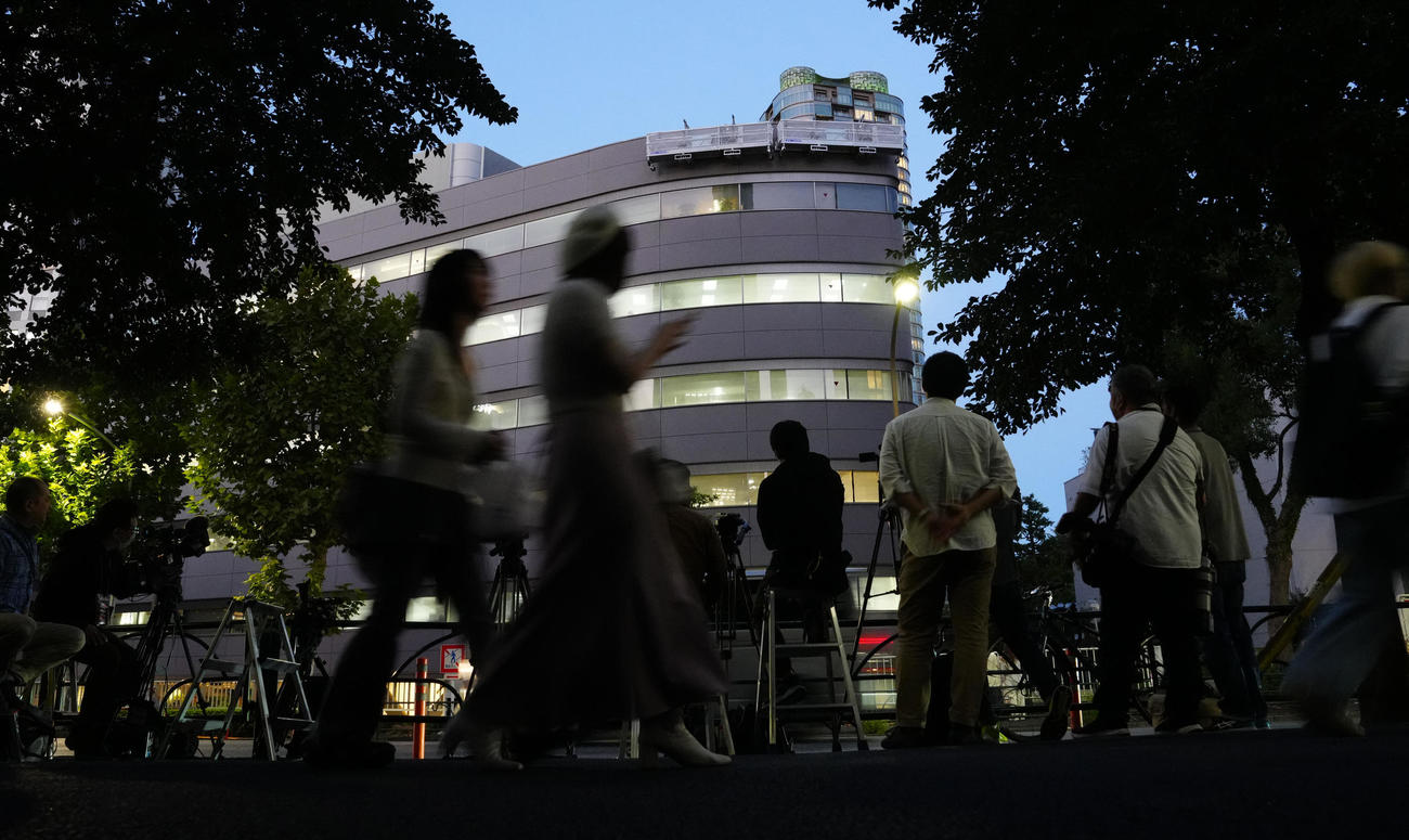 ジャニーズ事務所本社ビル付近を歩く人たち（撮影・江口和貴）