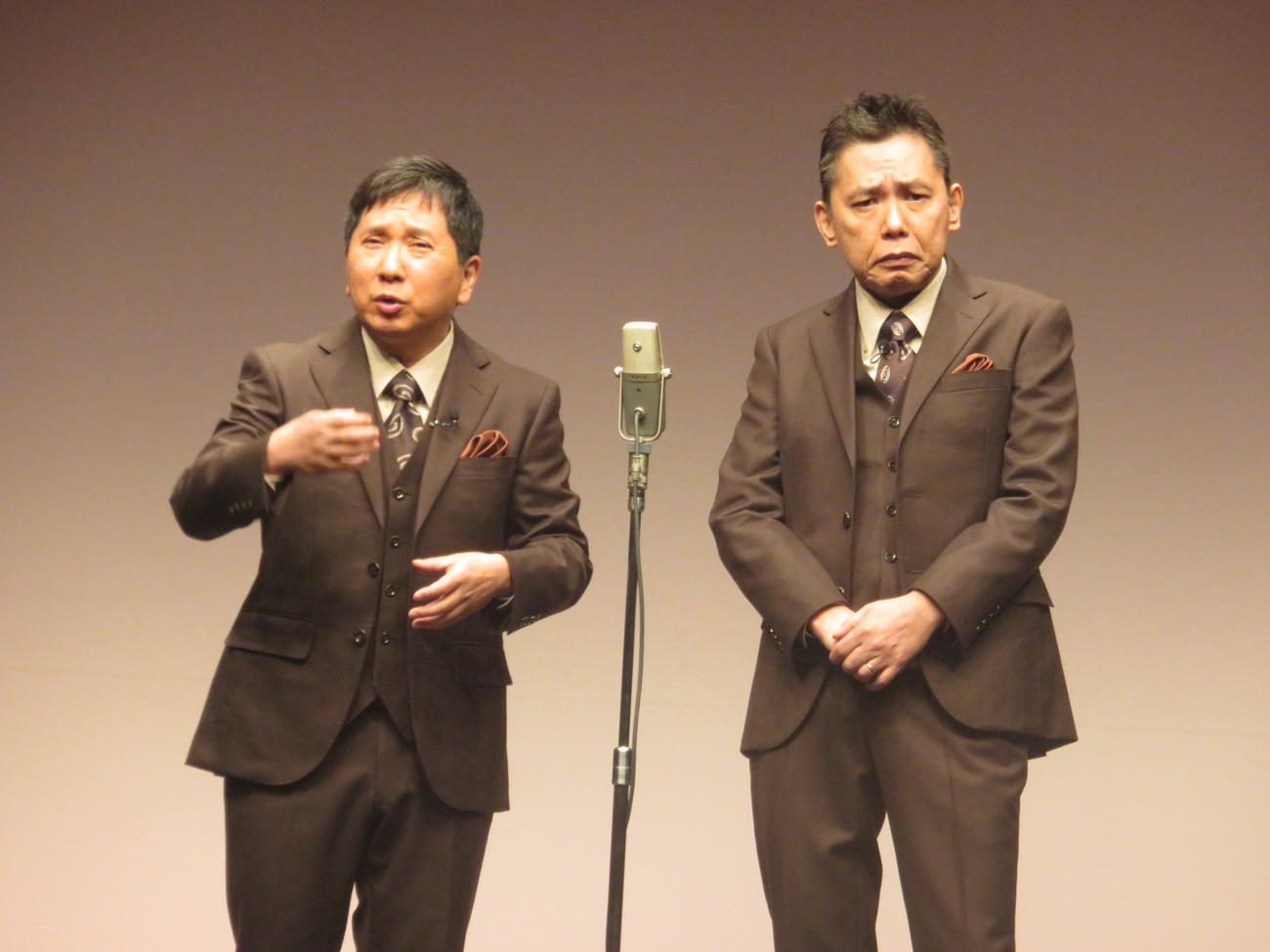 爆笑問題の田中裕二（左）と太田光