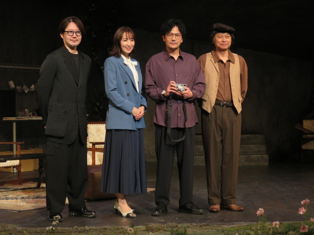 舞台「多重露光」の開演前に取材に応じる、左から演出の眞鍋卓嗣氏、真飛聖、稲垣吾郎、相島一之