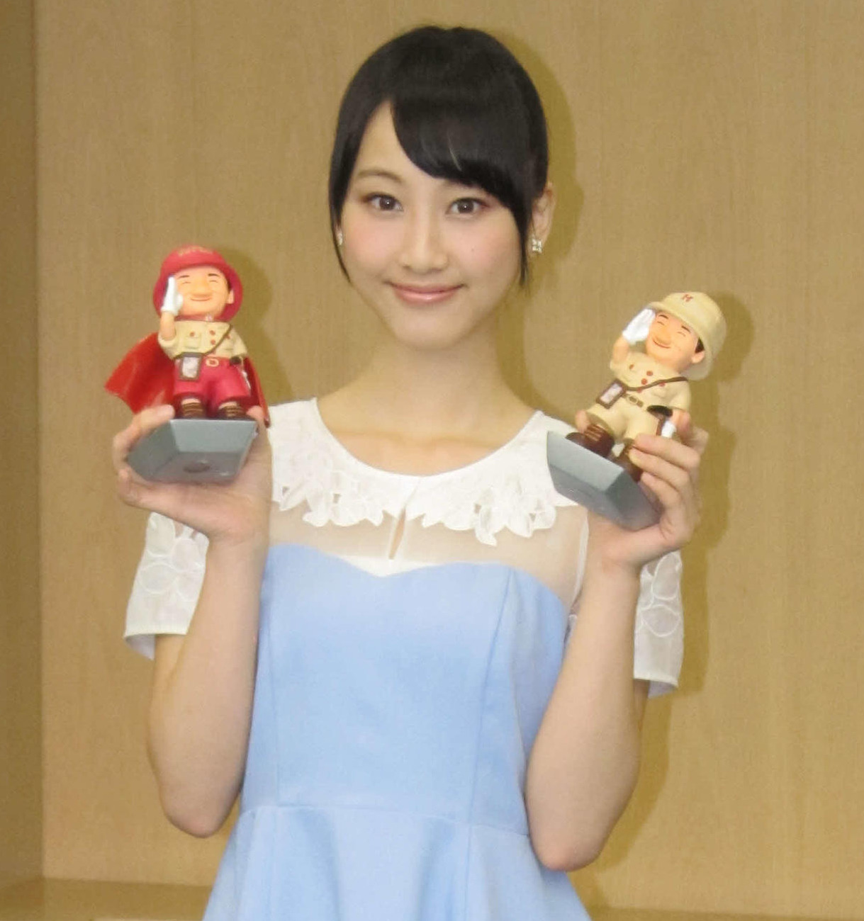 スーパーヒトシ君人形（左）とヒトシ君人形（右）を持って笑顔を見せる松井玲奈（2013年7月撮影）