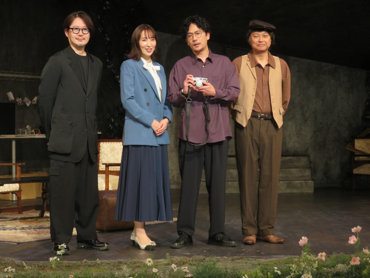 舞台「多重露光」の開演前に取材に応じる、左から演出の眞鍋卓嗣氏、真飛聖、稲垣吾郎、相島一之