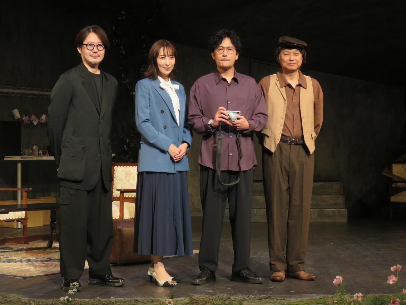 舞台「多重露光」の開演前に取材に応じる、左から演出の眞鍋卓嗣氏、真飛聖、稲垣吾郎、相島一之
