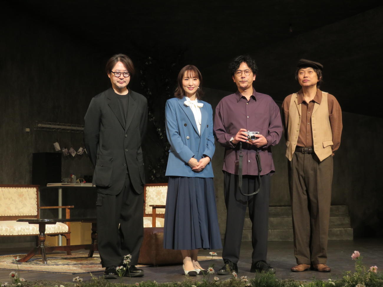 舞台「多重露光」の開演前に取材に応じる、左から演出の眞鍋卓嗣氏、真飛聖、稲垣吾郎、相島一之