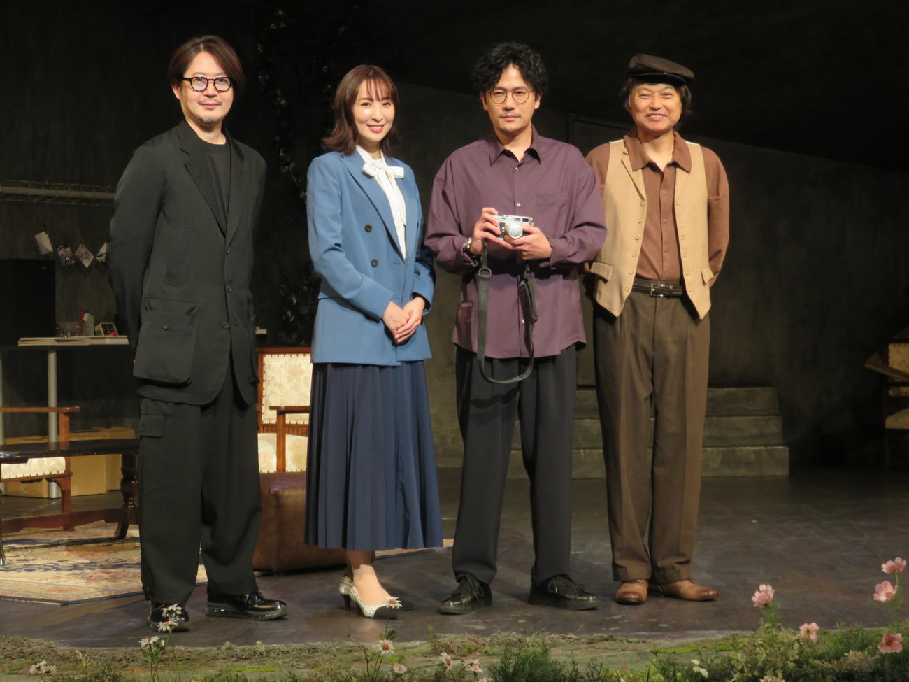 舞台「多重露光」の開演前に取材に応じる、左から演出の眞鍋卓嗣氏、真飛聖、稲垣吾郎、相島一之