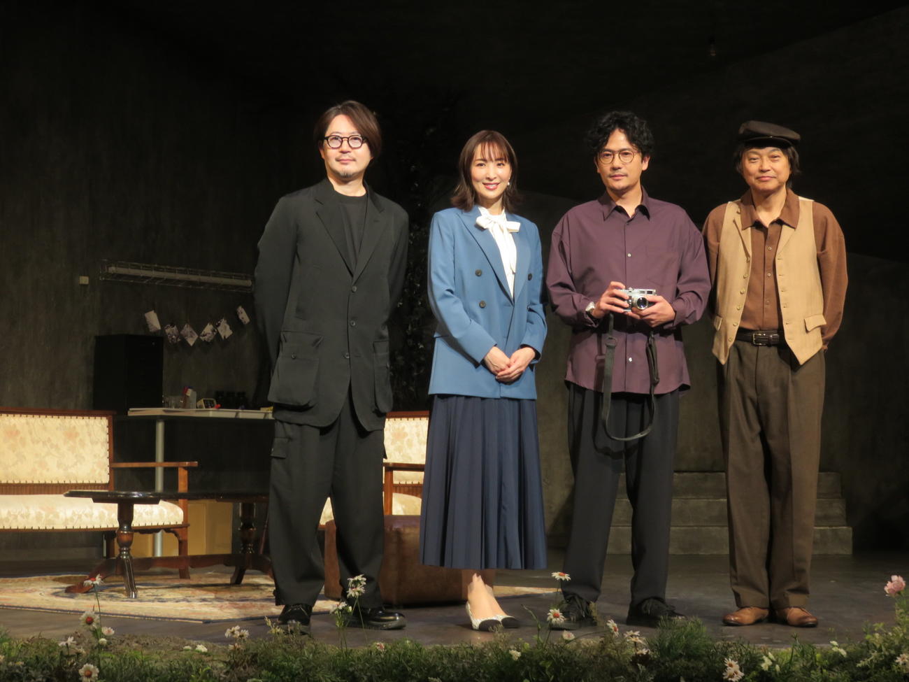 舞台「多重露光」の開演前に取材に応じる、左から演出の眞鍋卓嗣氏、真飛聖、稲垣吾郎、相島一之