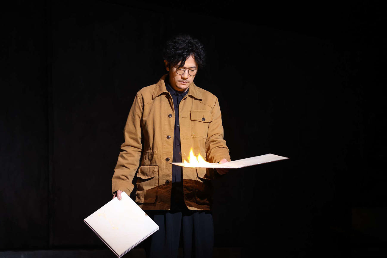 舞台「多重露光」で稲垣吾郎演じる山田純九郎は思い出の写真に火を付けて燃やす