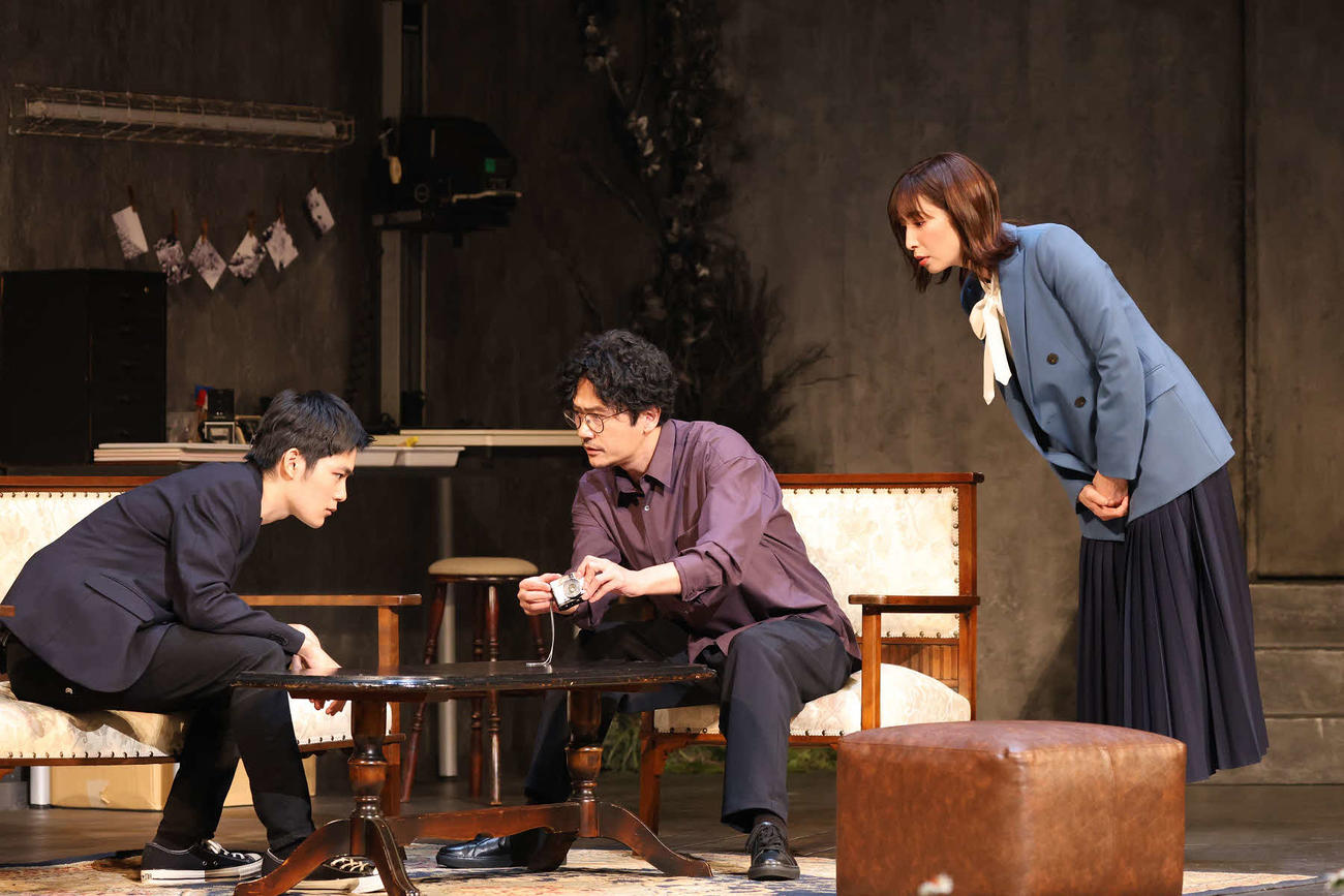 舞台「多重露光」で、左から杉田雷麟、稲垣吾郎、真飛聖