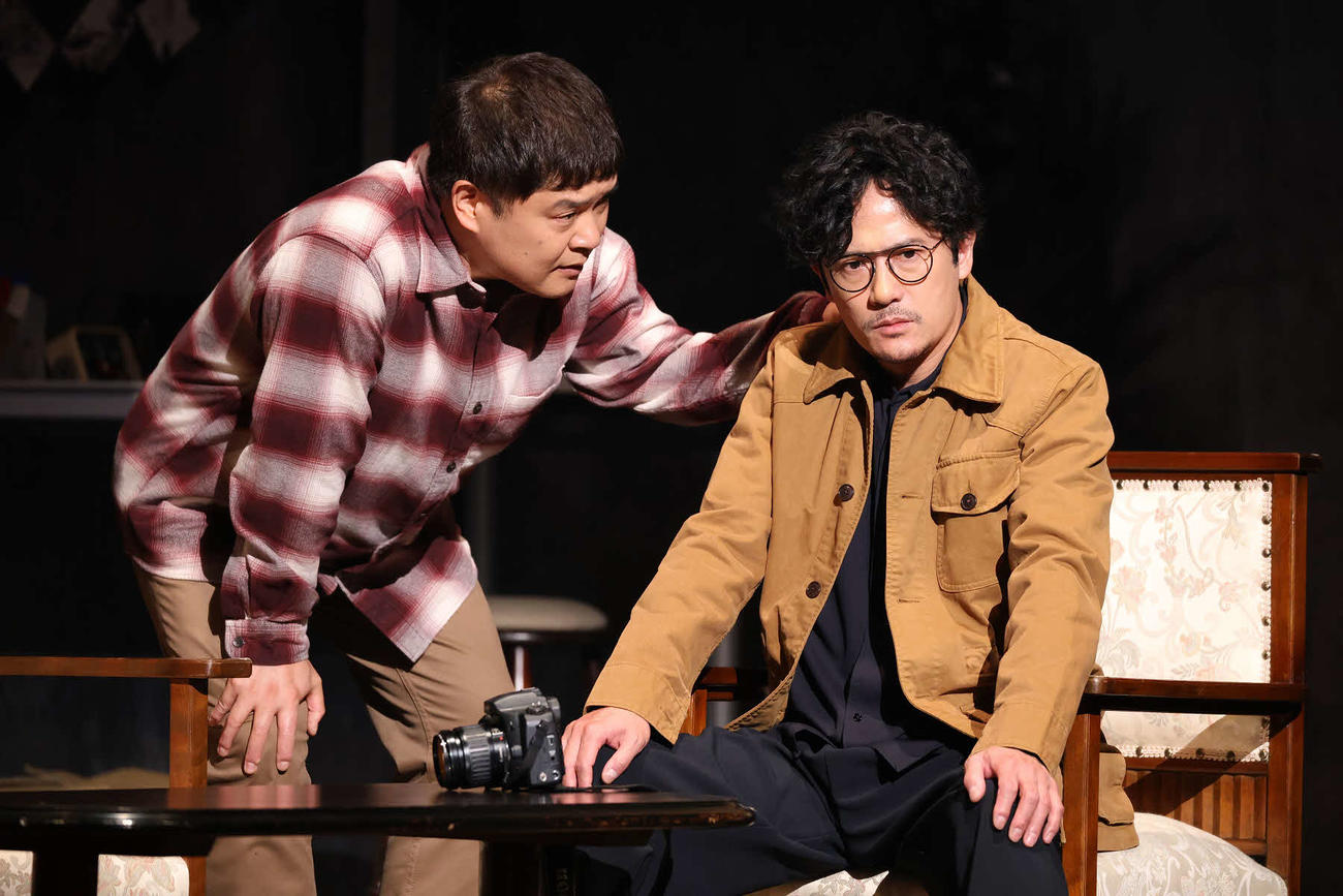 舞台「多重露光」で竹井亮介（左）と稲垣吾郎
