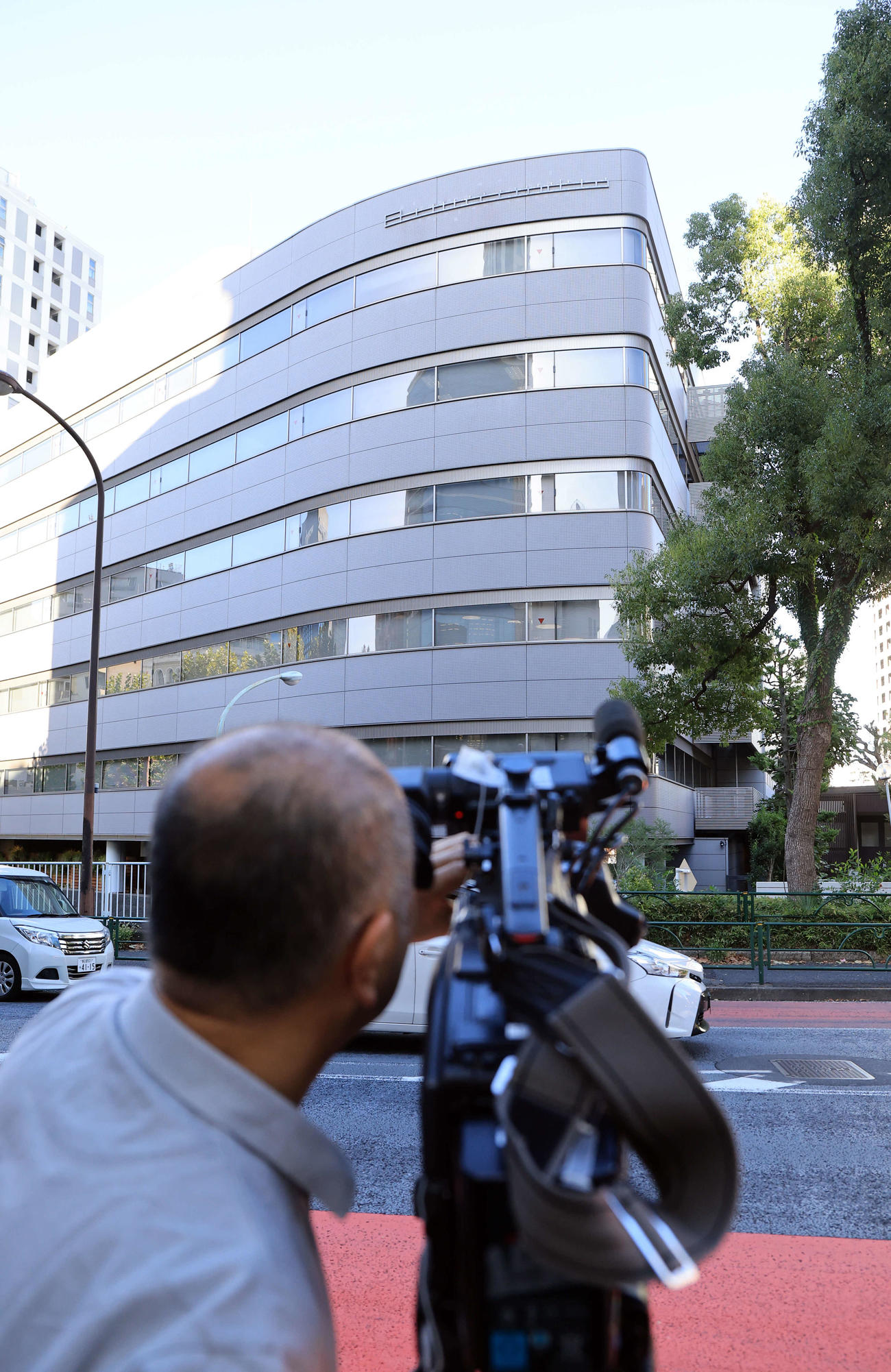 社名ロゴが撤去されたジャニーズ事務所本社ビルを、テレビクルーも撮影に訪れていた（撮影・浅見桂子）