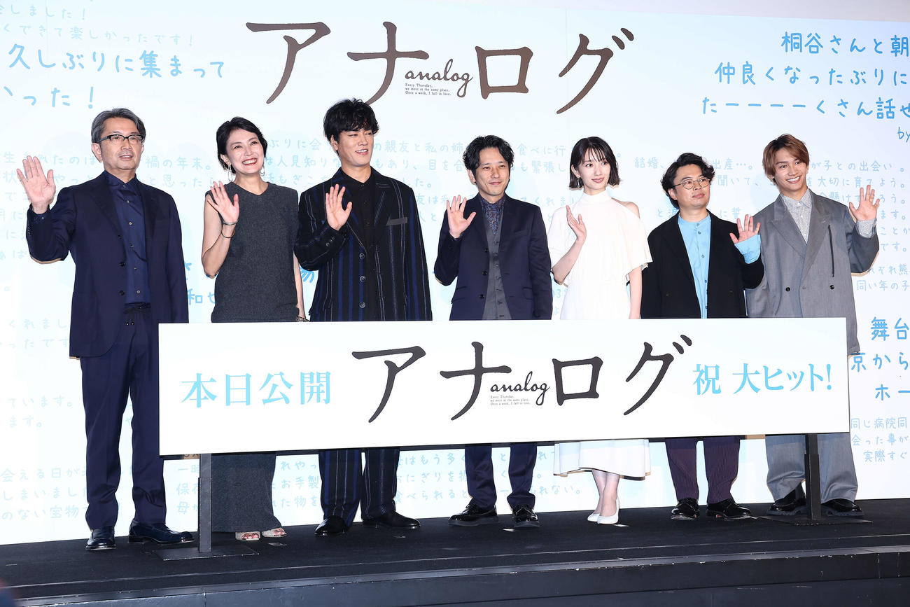 集合写真に納まる、左からタカハタ秀太監督、板谷由夏、桐谷健太、二宮和也、波瑠、浜野謙太、藤原丈一郎（撮影・河田真司）