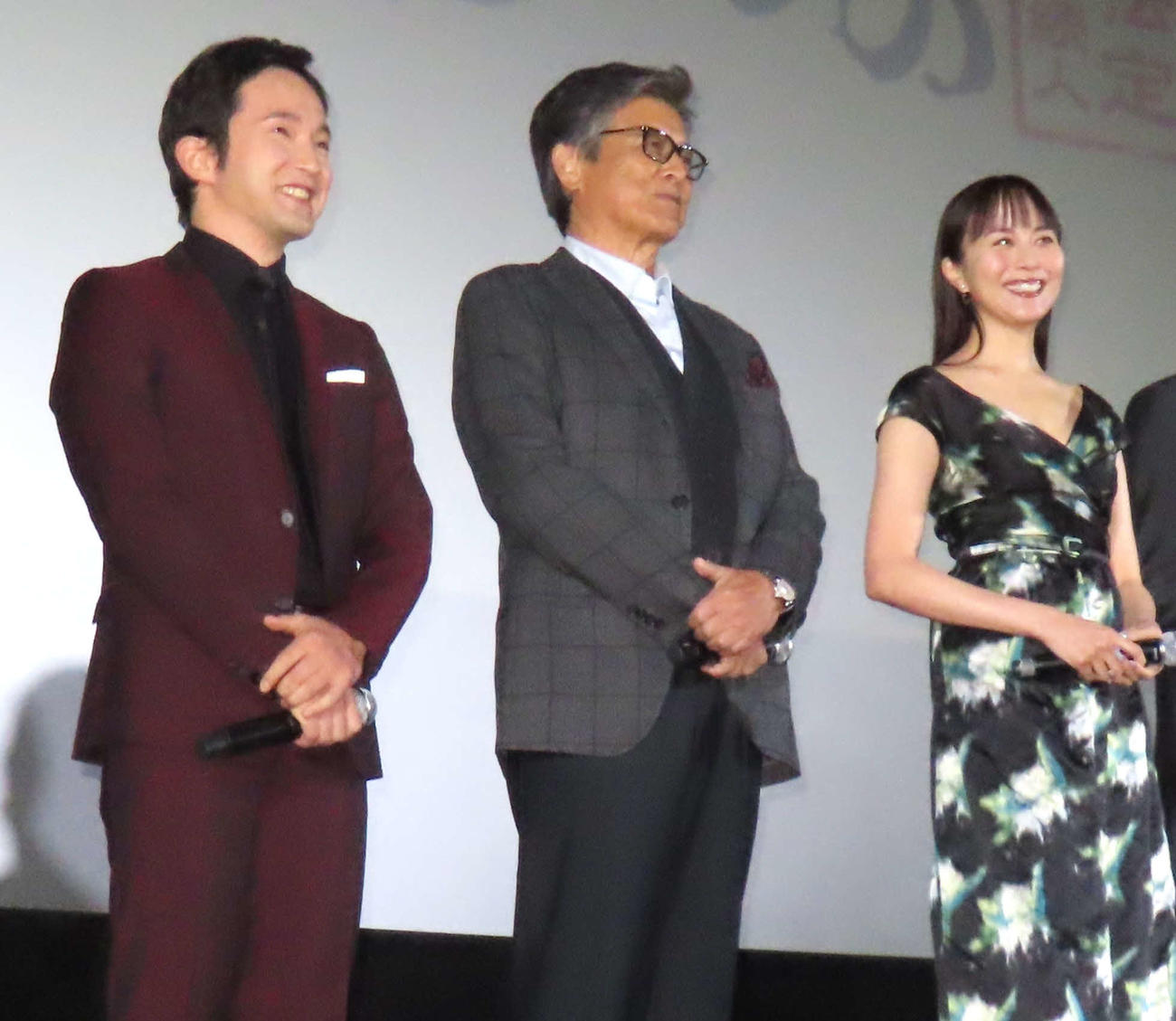 映画「親のお金は誰のもの　法定相続人」初日舞台あいさつに登壇した、左から浅利陽介、三浦友和、比嘉愛未