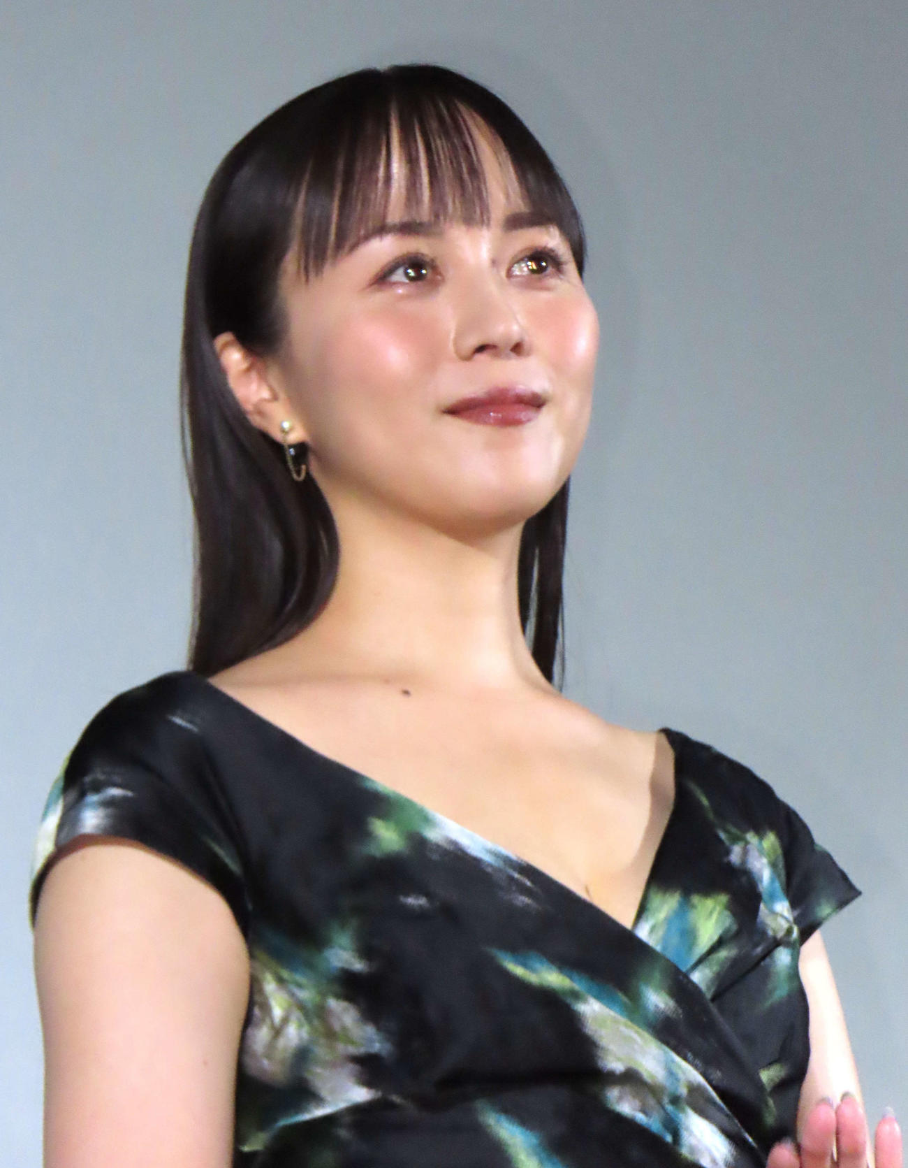 映画「親のお金は誰のもの　法定相続人」初日舞台あいさつに登壇した比嘉愛未