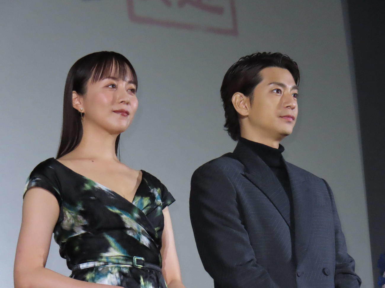 映画「親のお金は誰のもの　法定相続人」初日舞台あいさつに登壇した比嘉愛未（左）と三浦翔平