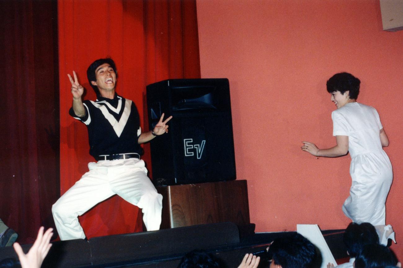 舞台でおどける明石家さんまと大竹しのぶ。この直後に電撃入籍した（1988年8月10日撮影）