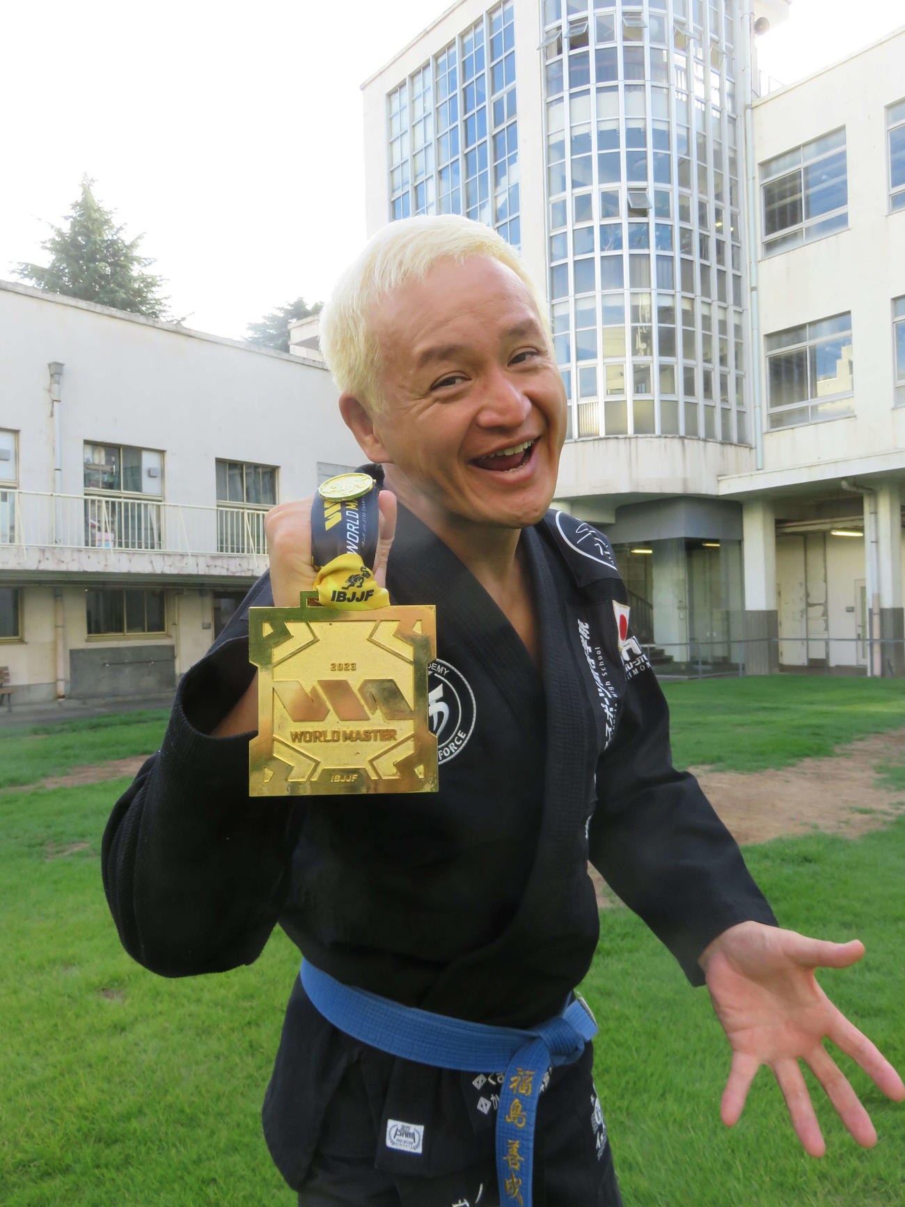 ワールドマスター柔術選手権の金メダルを手に笑顔を見せる福島善成（撮影・相原斎）