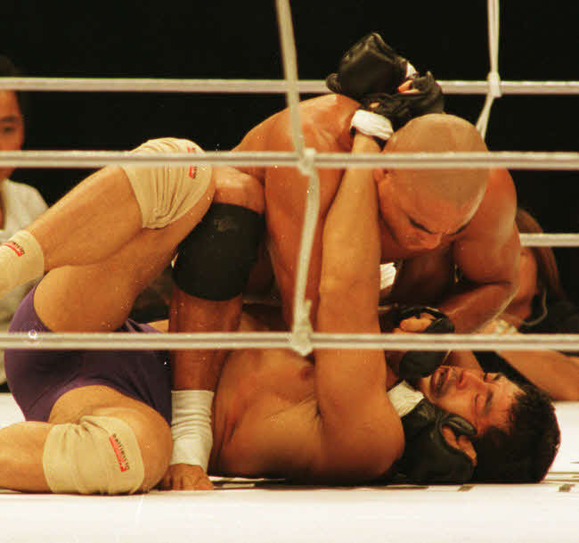 異種格闘技PRIDE1でヒクソン・グレイシー（上）は高田延彦を圧倒した（97年10月）