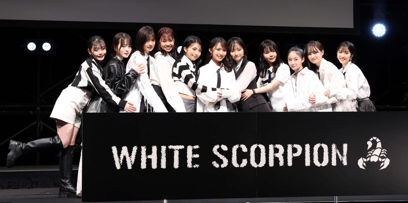 お披露目された「WHITE SCORPION」のメンバーたち。左からモモテレ、ピース、ハンナ、ニコ、ナビ、ナコ、チョコ、サマー、ココア、アリー、アオ（撮影・丹羽敏通）