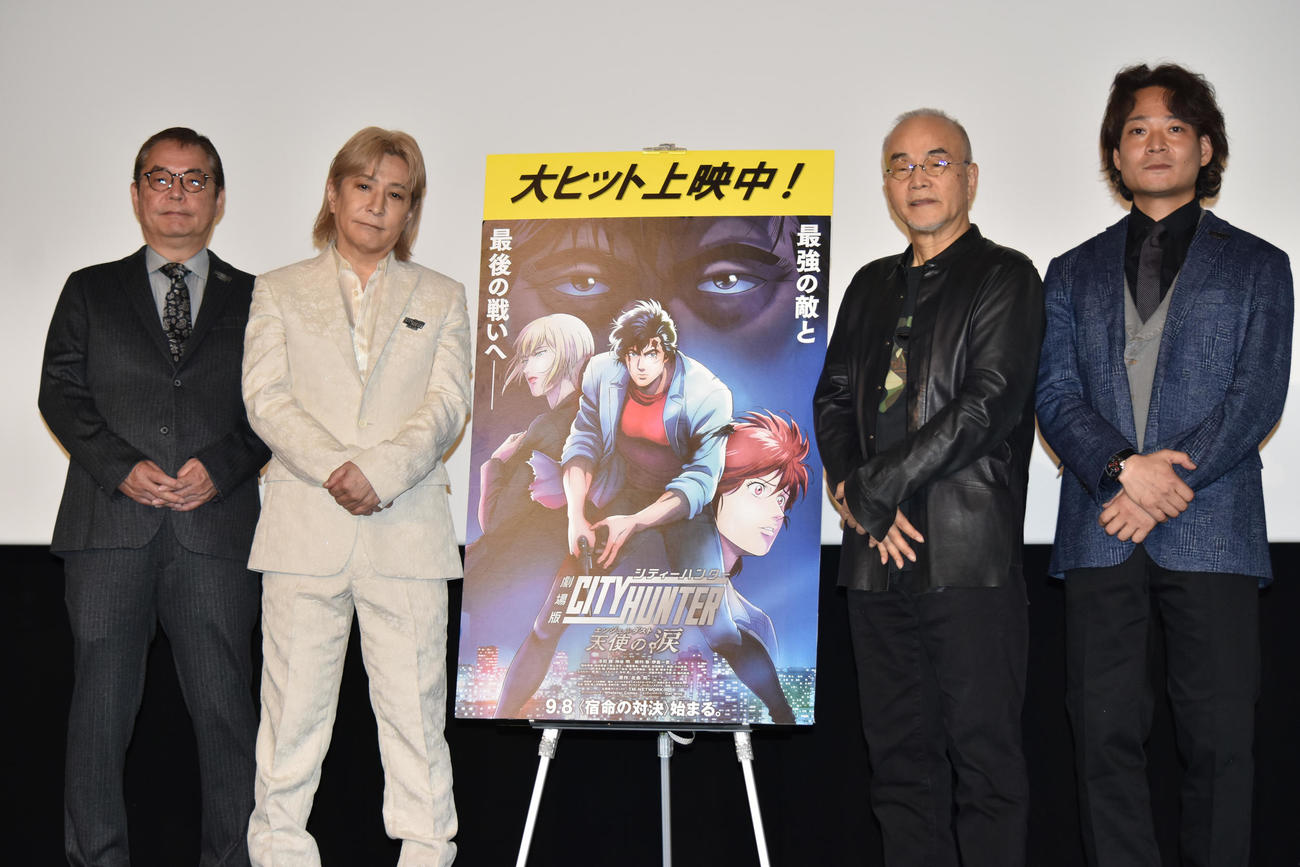 映画「劇場版シティーハンター　天使の涙（エンジェルダスト）」大ヒット御礼舞台あいさつに登壇した小室哲哉（左から2人目）。左から長崎行男音響監督、1人おいてこだま兼嗣総監督、若林豪プロデューサー