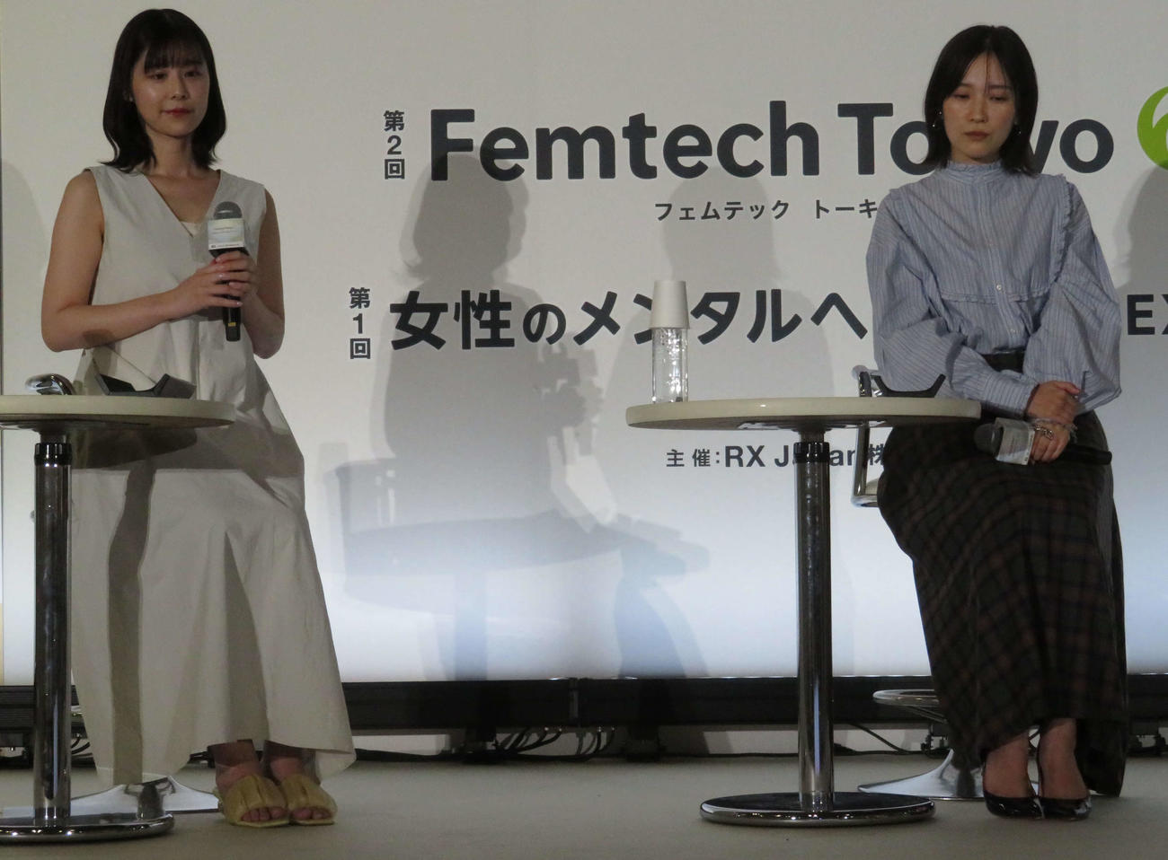 「女性のメンタルヘルスケアEXPO」×映画「人生に詰んだ元アイドルは、赤の他人のおっさんと住む選択をした」スペシャルトークに登壇した有村藍里（左）と大木亜希子氏（撮影・村上幸将）