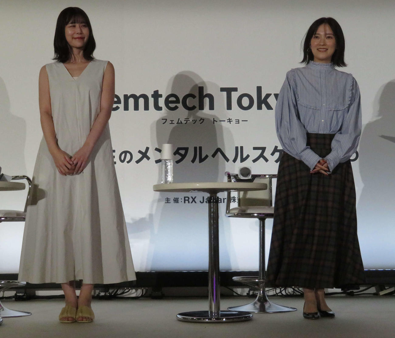 「女性のメンタルヘルスケアEXPO」×映画「人生に詰んだ元アイドルは、赤の他人のおっさんと住む選択をした」スペシャルトークに登壇した有村藍里（左）と大木亜希子氏（撮影・村上幸将）