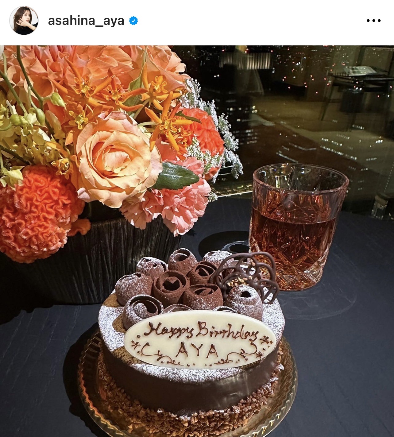 誕生日を祝うバースデーケーキ（朝比奈彩のインスタグラムから）