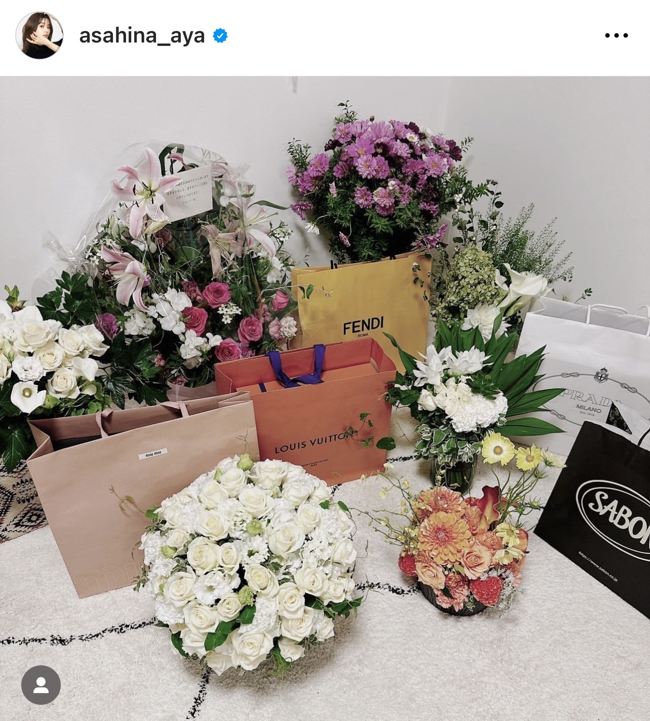 お祝いでプレゼントされた花束（朝比奈彩のインスタグラムから）