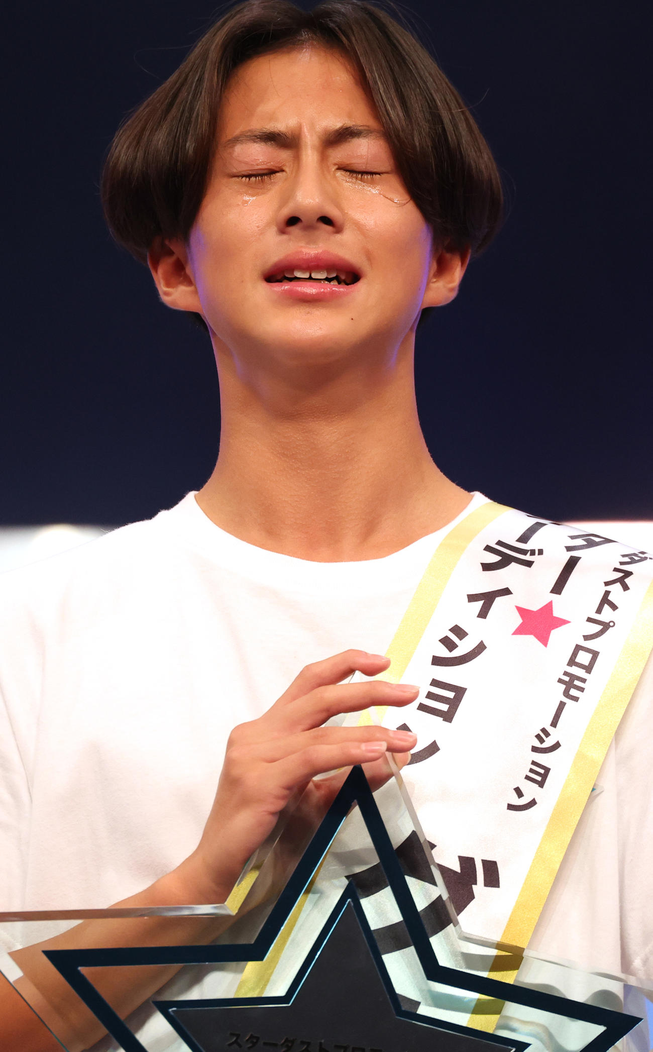 第3回スター☆オーディションでグランプリに輝き涙を流す佐藤来未登さん（撮影・中島郁夫）