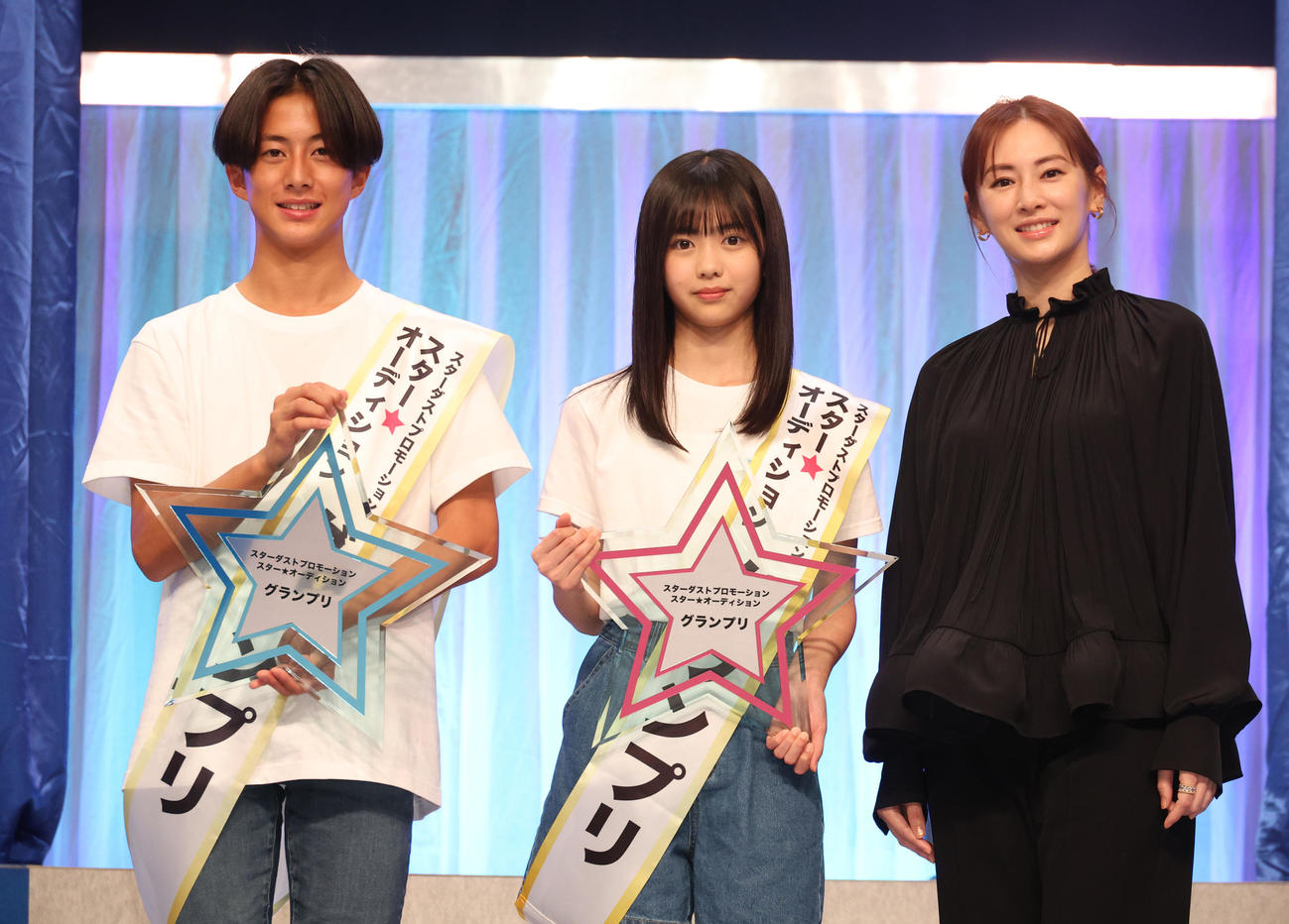 グランプリに輝いた佐藤来未登さん（左）と原田花埜さん。右はプレゼンターの北川景子（撮影・中島郁夫）