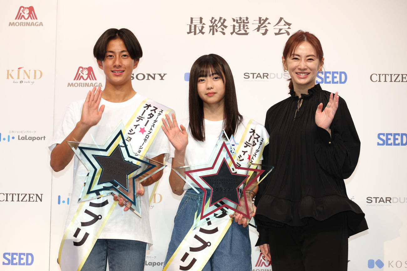 第3回スター☆オーディションでグランプリに輝いた佐藤来未登さん（左）と原田花埜さん。右はプレゼンターの北川景子（撮影・中島郁夫）