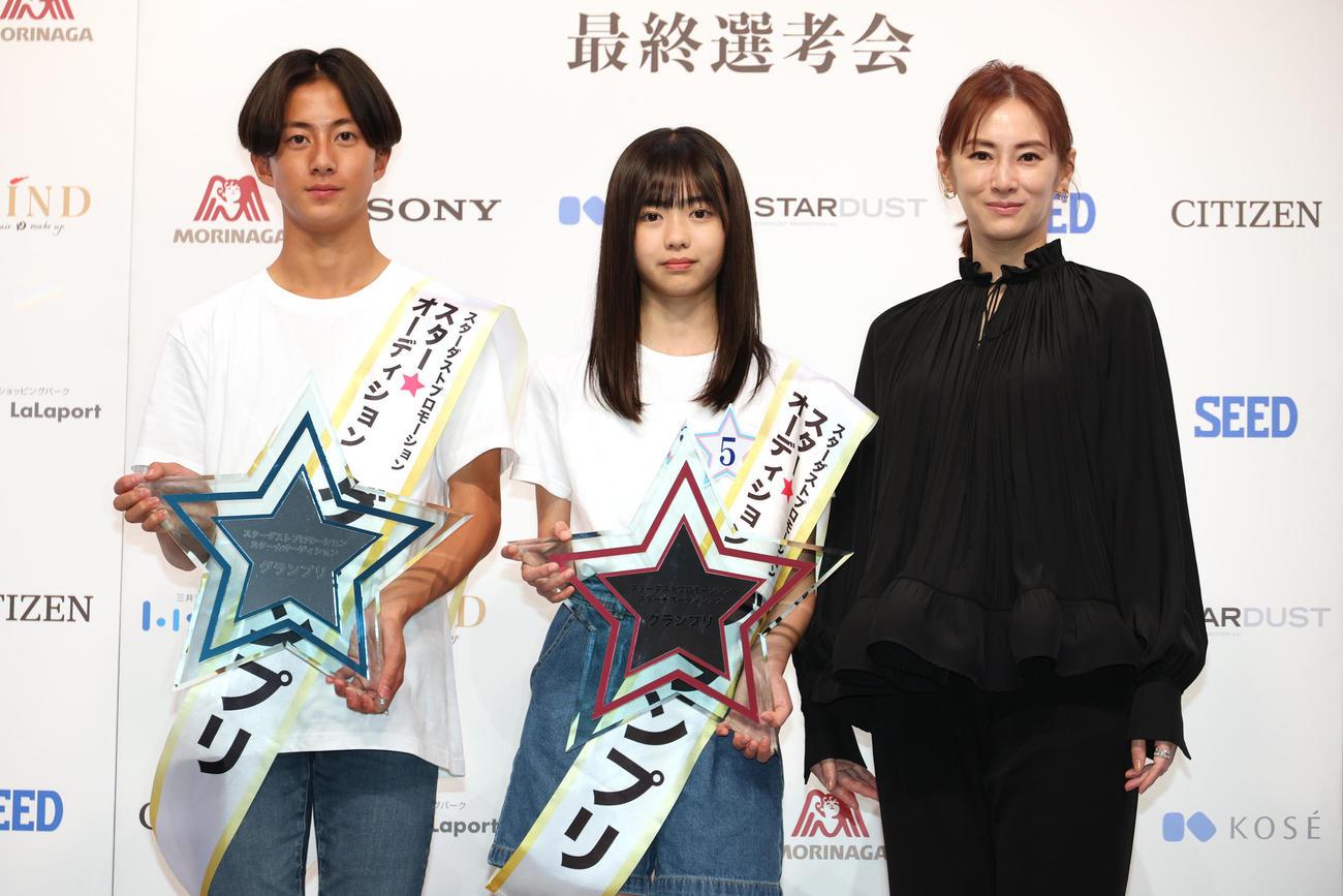 第3回スター☆オーディションでグランプリに輝いた佐藤来未登さん（左）と原田花埜さん。右はプレゼンターの北川景子（撮影・中島郁夫）