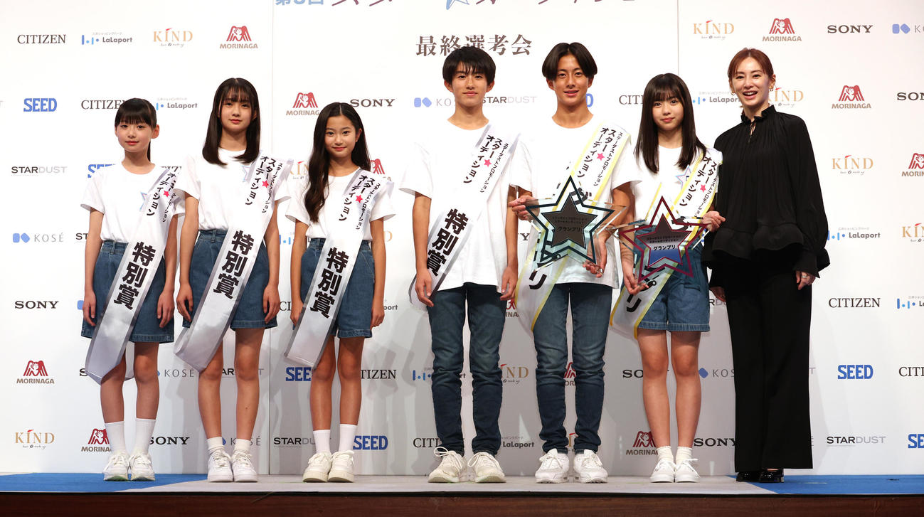 第3回スター☆オーディション各賞受賞者、左から畠桜子さん、里優愛さん、稲垣爾音さん、畑駿平さん、佐藤来未登さん、原田花埜さん、プレゼンターの北川景子（撮影・中島郁夫）