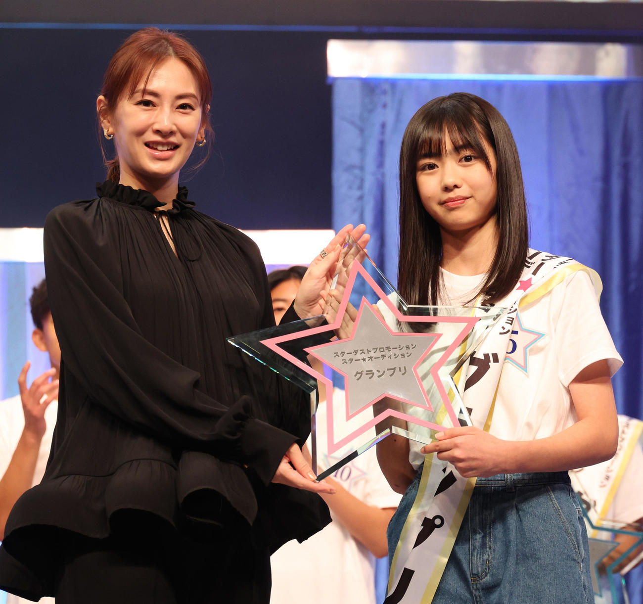 第3回スター☆オーディションでグランプリに輝き北川景子（左）からトロフィーを受け取る原田花埜さん（撮影・中島郁夫）