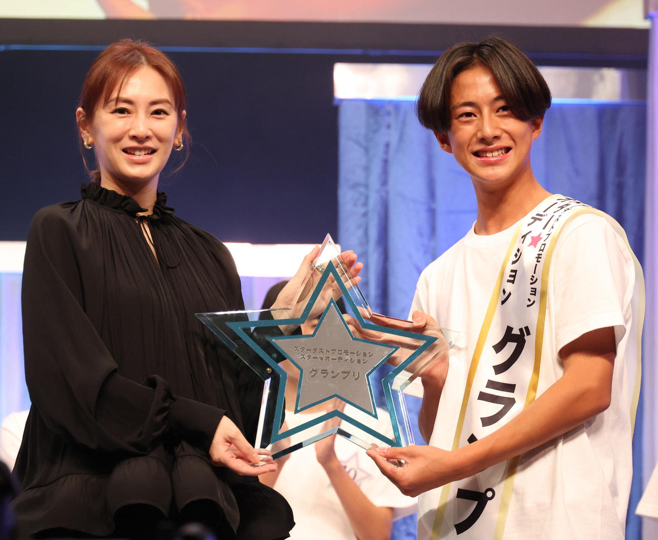 第3回スター☆オーディションでグランプリに輝き北川景子（左）からトロフィーを受け取る佐藤来未登さん（撮影・中島郁夫）