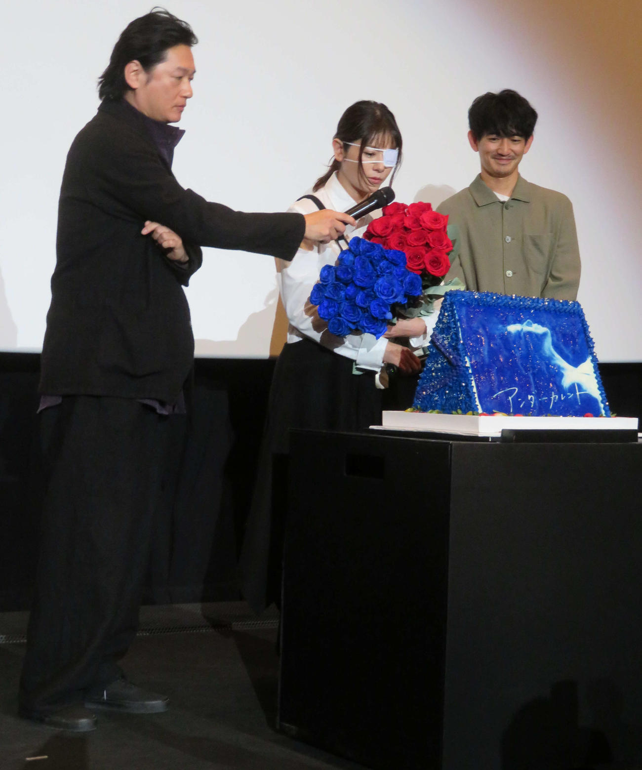 映画「アンダーカレント」公開記念舞台あいさつでサプライズで誕生日を祝福され、喜ぶ真木よう子と、祝福する井浦新（左）永山瑛太（右）（撮影・村上幸将）