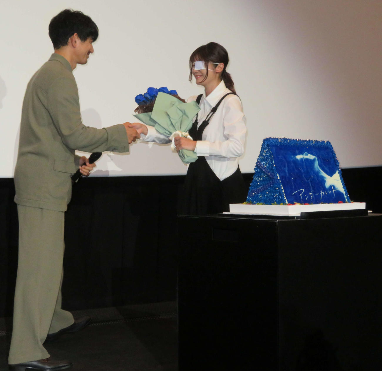 映画「アンダーカレント」公開記念舞台あいさつでサプライズで誕生日を祝福され、喜ぶ真木よう子と永山瑛太（撮影・村上幸将）