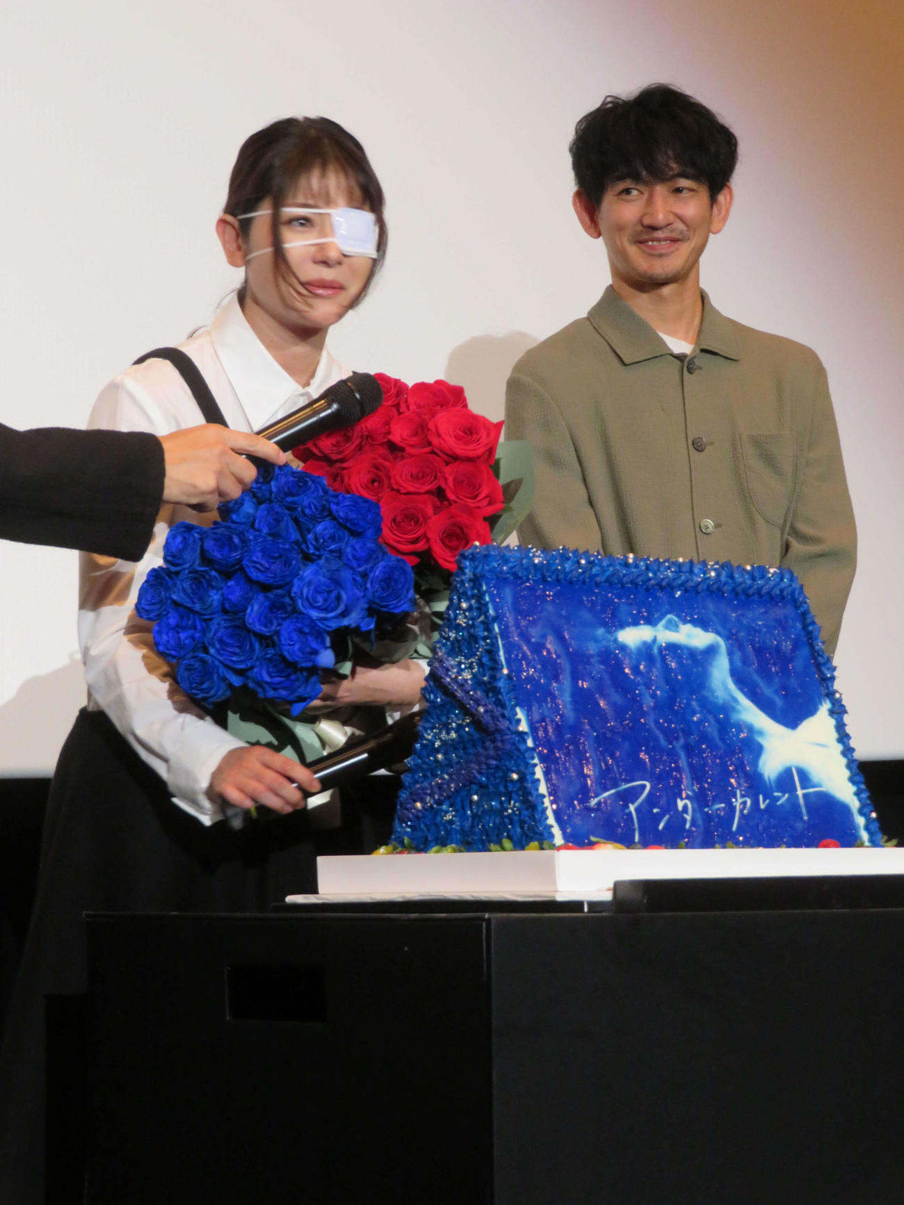 映画「アンダーカレント」公開記念舞台あいさつでサプライズで誕生日を祝福され、喜ぶ真木よう子と永山瑛太（撮影・村上幸将）