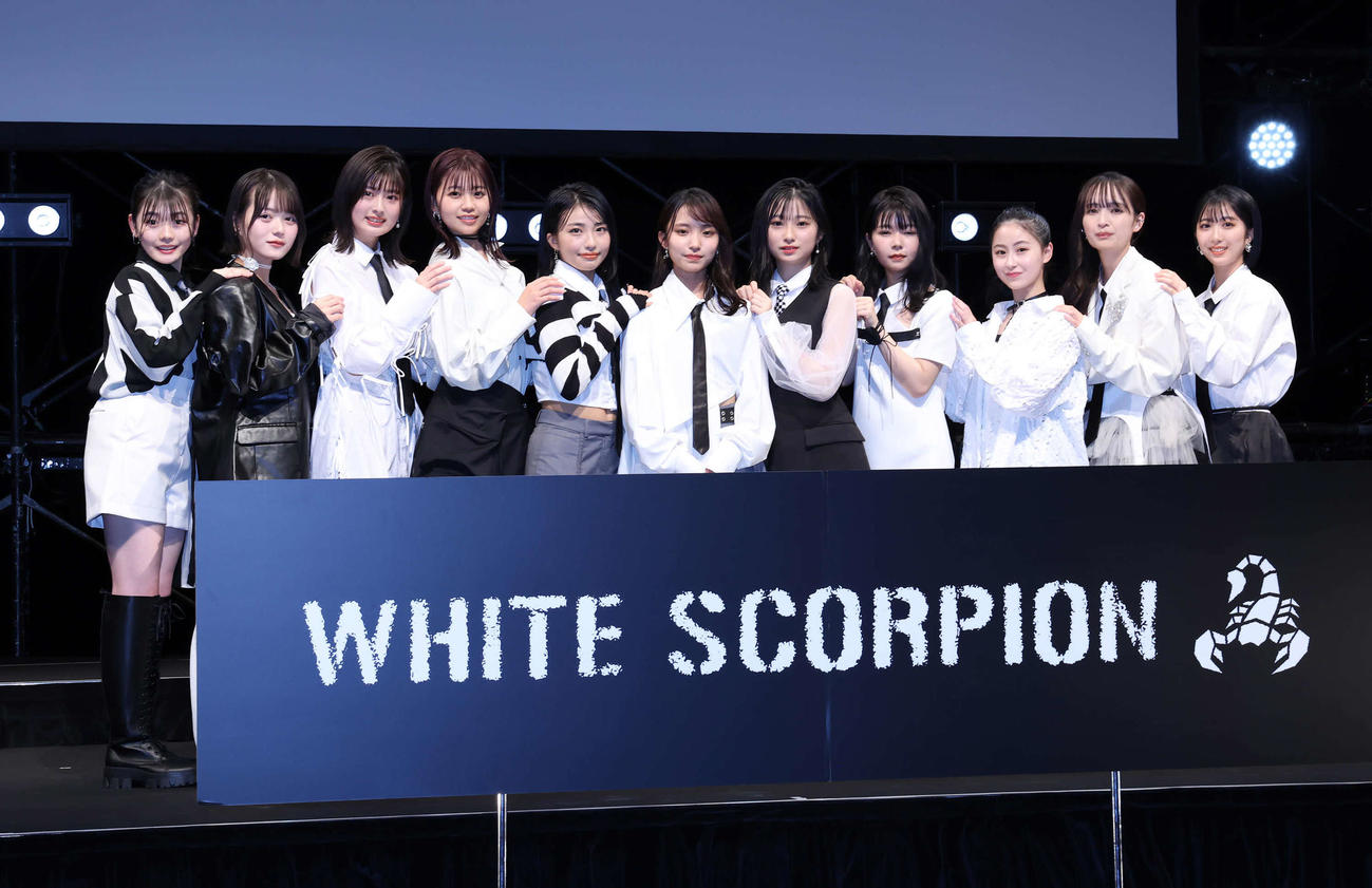 お披露目された「WHITE SCORPION」のメンバーたち。左からモモテレ、ピース、ハンナ、ニコ、ナビ、ナコ、チョコ、サマー、ココア、アリー、アオ（撮影・丹羽敏通）