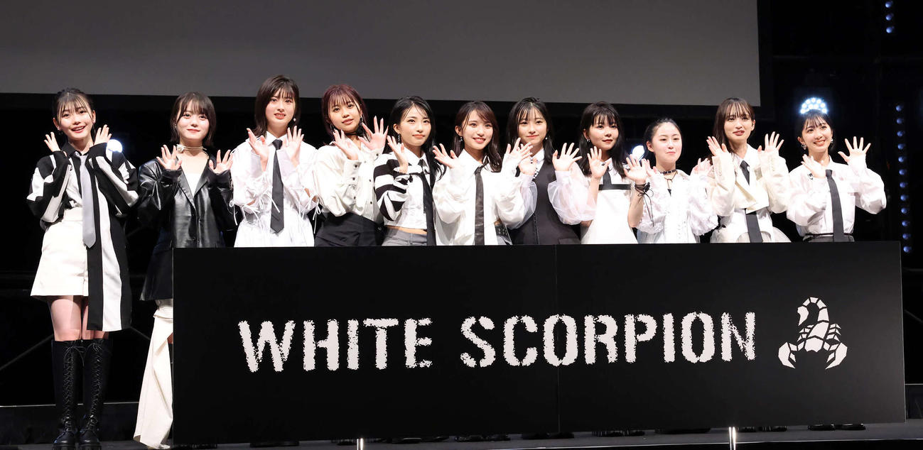 お披露目された「WHITE SCORPION」のメンバーたち。左からモモテレ、ピース、ハンナ、ニコ、ナビ、ナコ、チョコ、サマー、ココア、アリー、アオ（撮影・丹羽敏通）