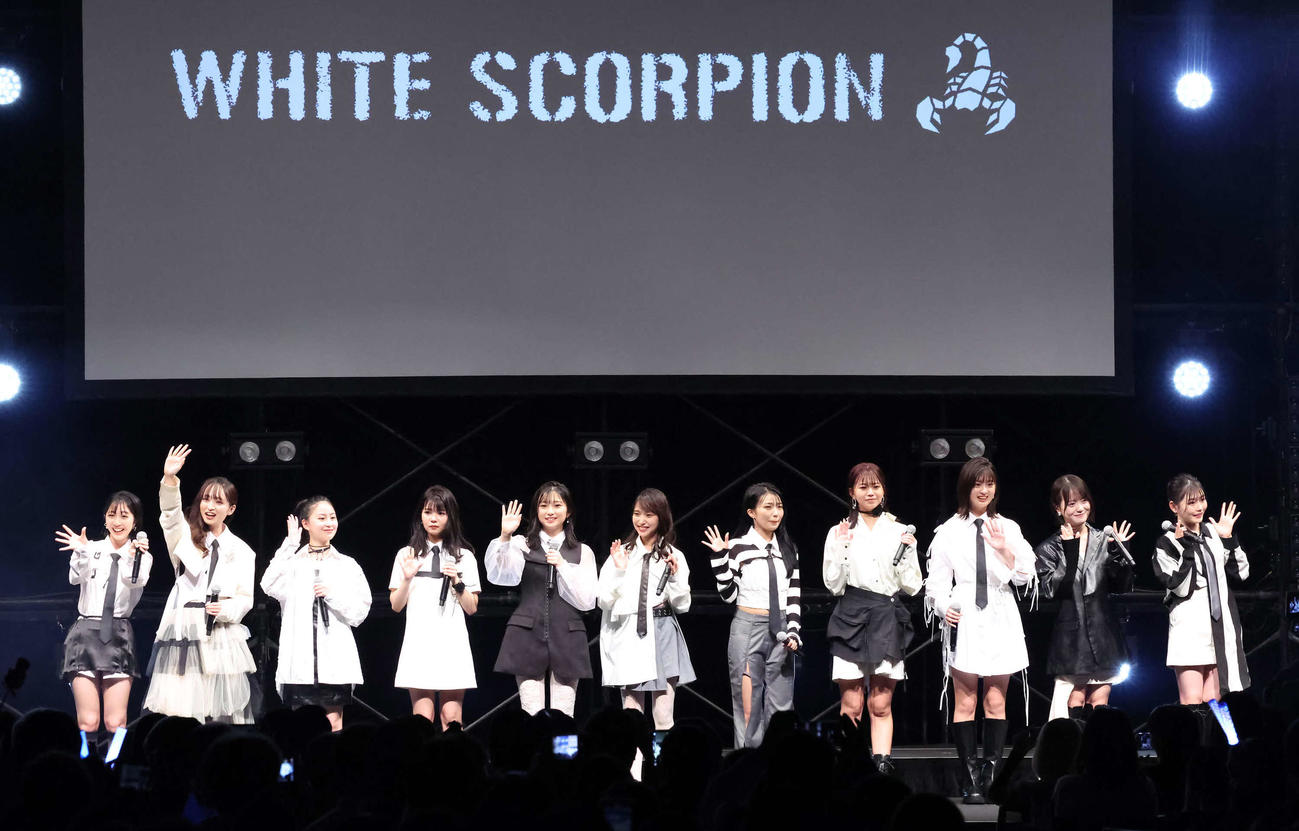 お披露目された「WHITE SCORPION」のメンバーたち（撮影・丹羽敏通）