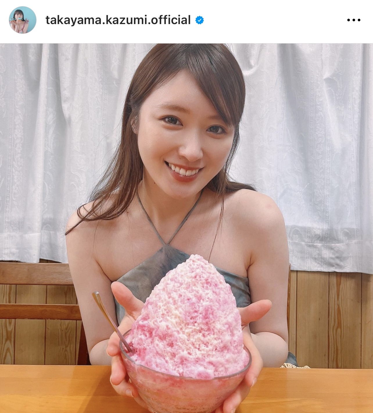 大きなかき氷を持つ高山一実（高山一実のインスタグラムから）