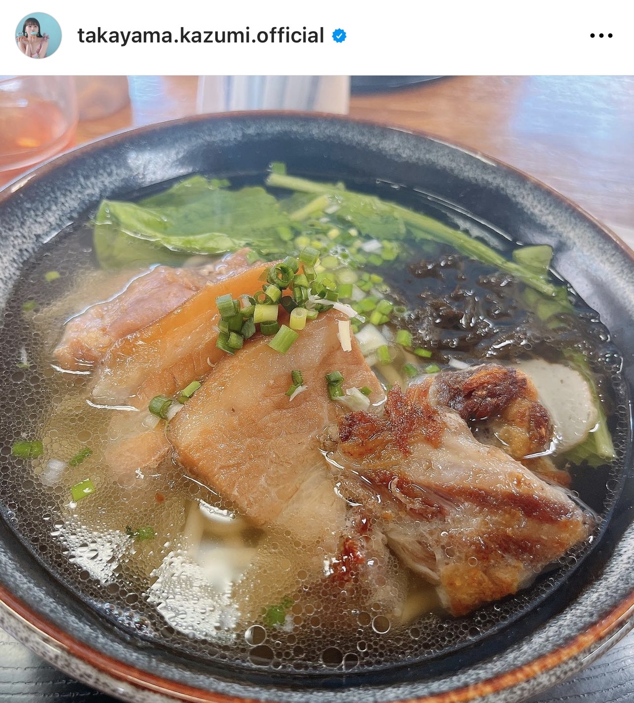 沖縄旅のオフショット（高山一実のインスタグラムから）