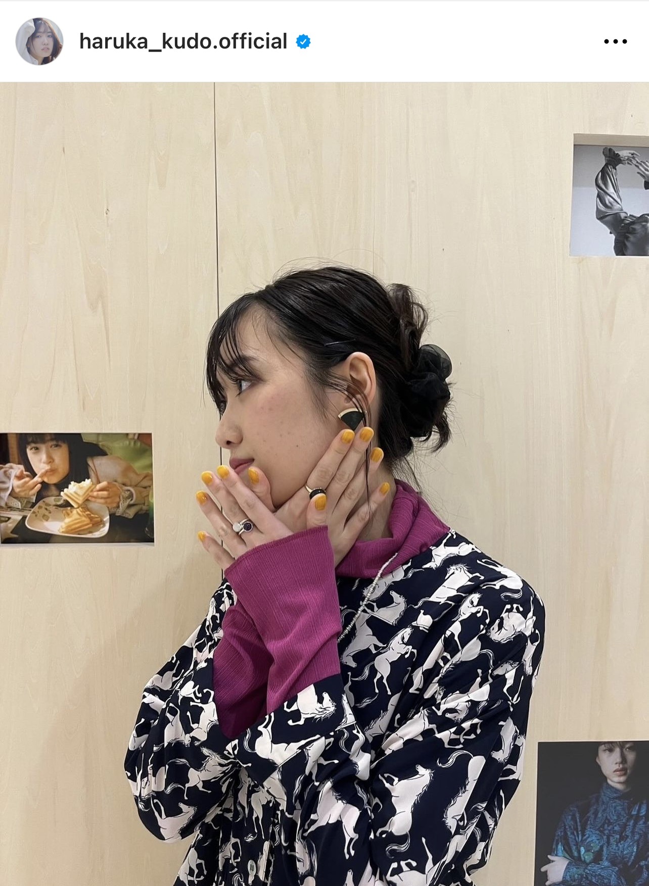 ワンピース姿でポーズをとる工藤遥（工藤遥のインスタグラムから）