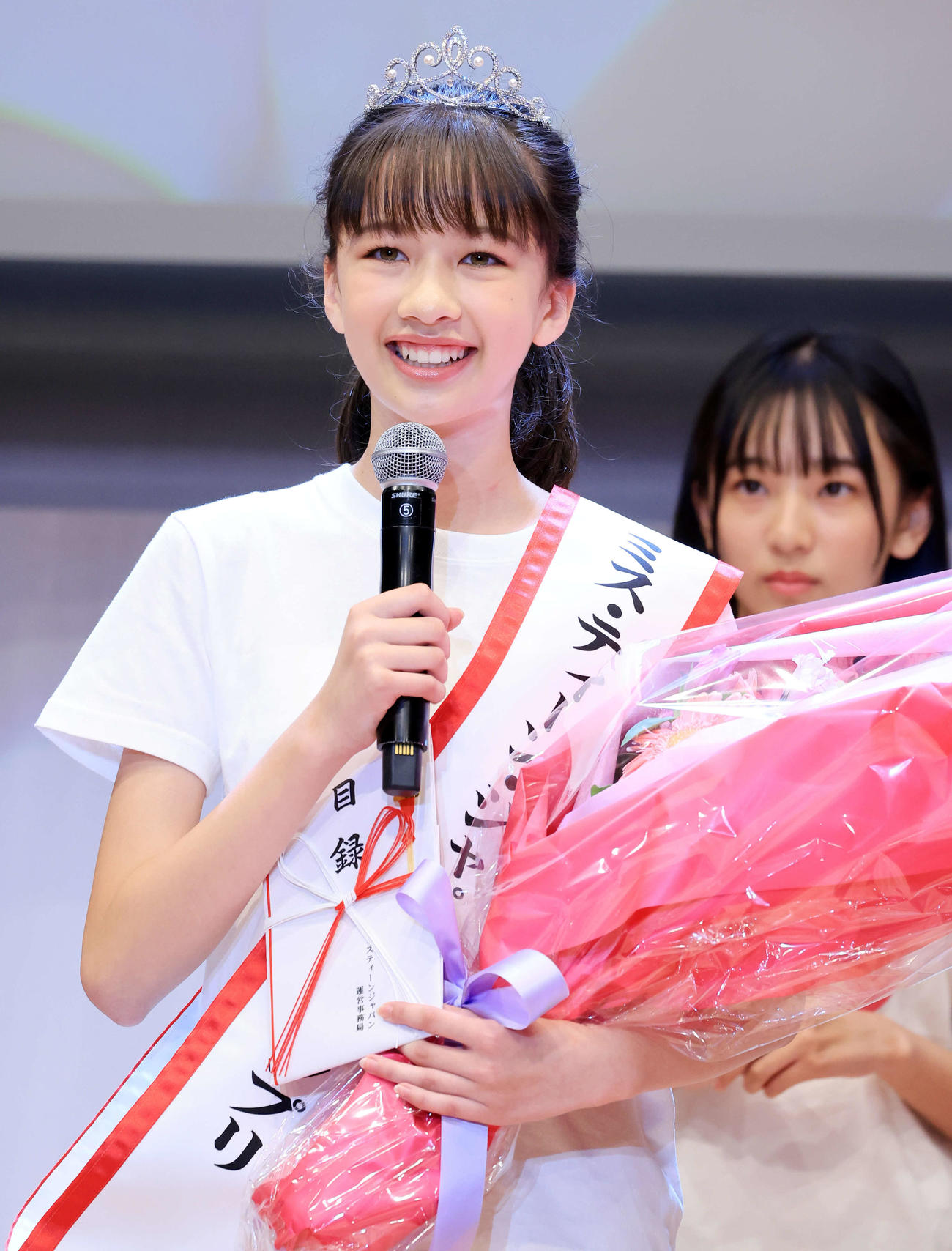 2024ミスティーンジャパン決勝大会でグランプリに輝いたコバルチク花理愛さんは笑顔を見せる（撮影・浅見桂子）