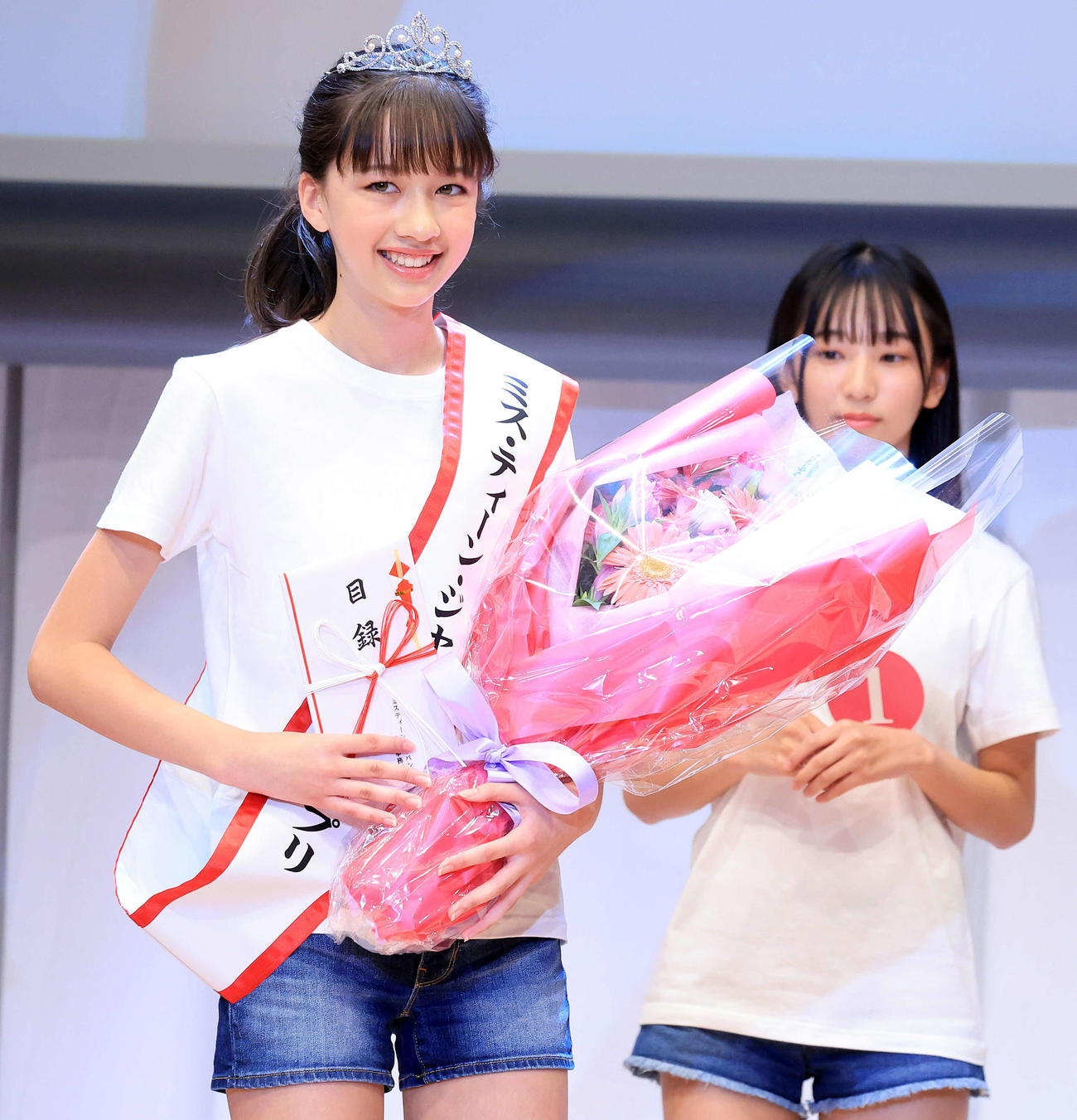 2024ミスティーンジャパン決勝大会でグランプリに輝いたコバルチク花理愛さんは笑顔を見せる（撮影・浅見桂子）