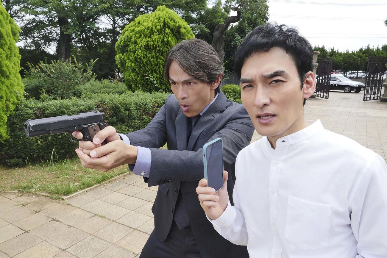 「世にも奇妙な物語’23秋の特別編」内の「永遠のふたり」に出演する江口洋介（左）、草なぎ剛（C）フジテレビ
