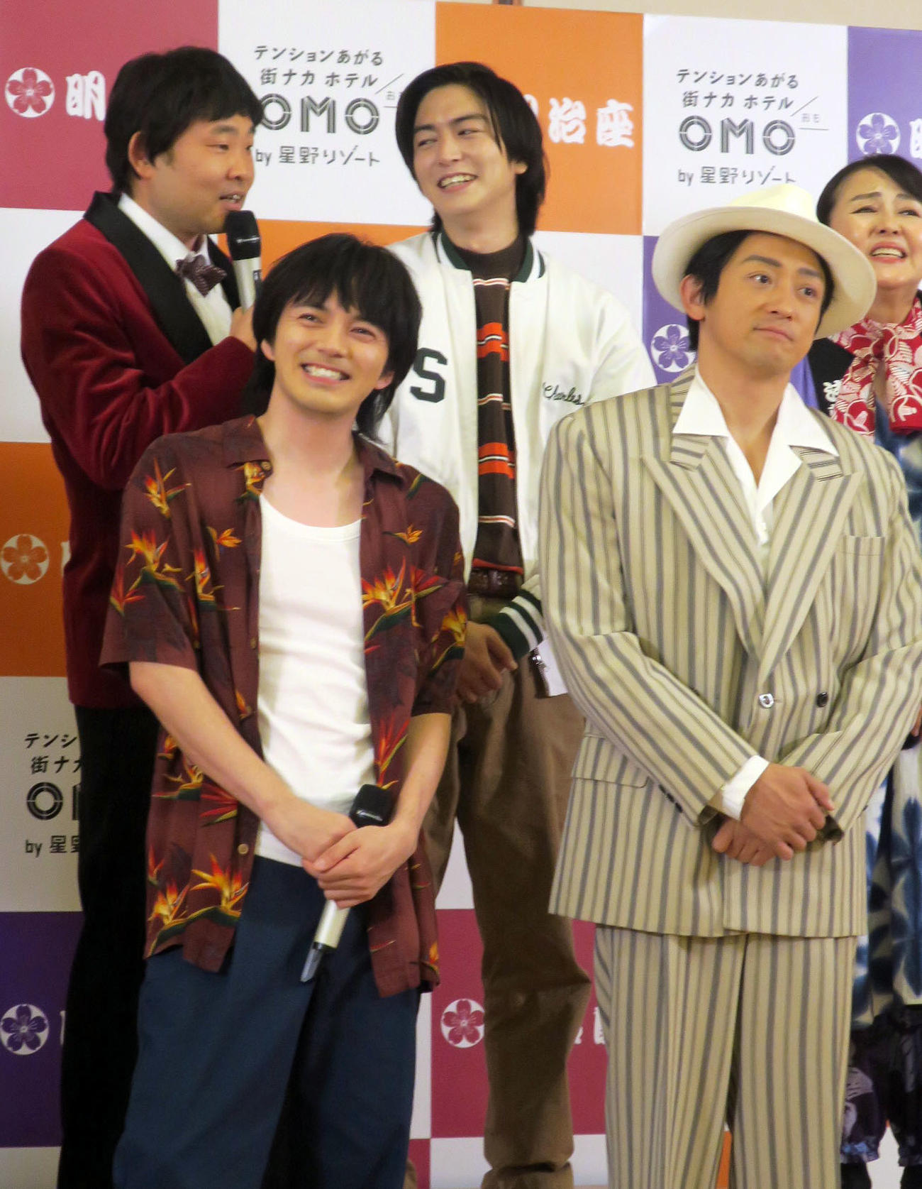 音楽劇「浅草キッド」取材会で。下段左から、林遣都、山本耕史、上段左から、今野浩喜、稲葉友、あめくみちこ