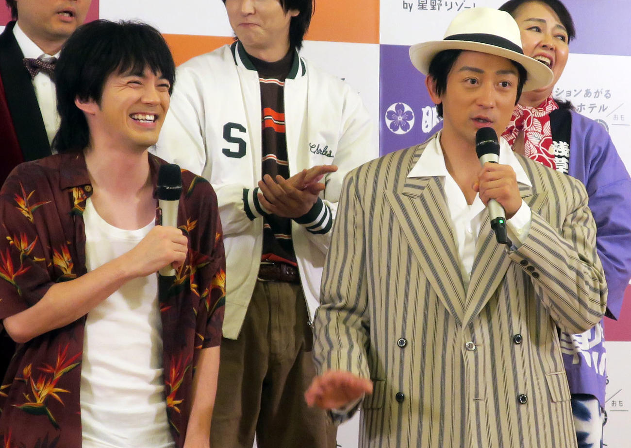 音楽劇「浅草キッド」取材会で。左から、林遣都、山本耕史