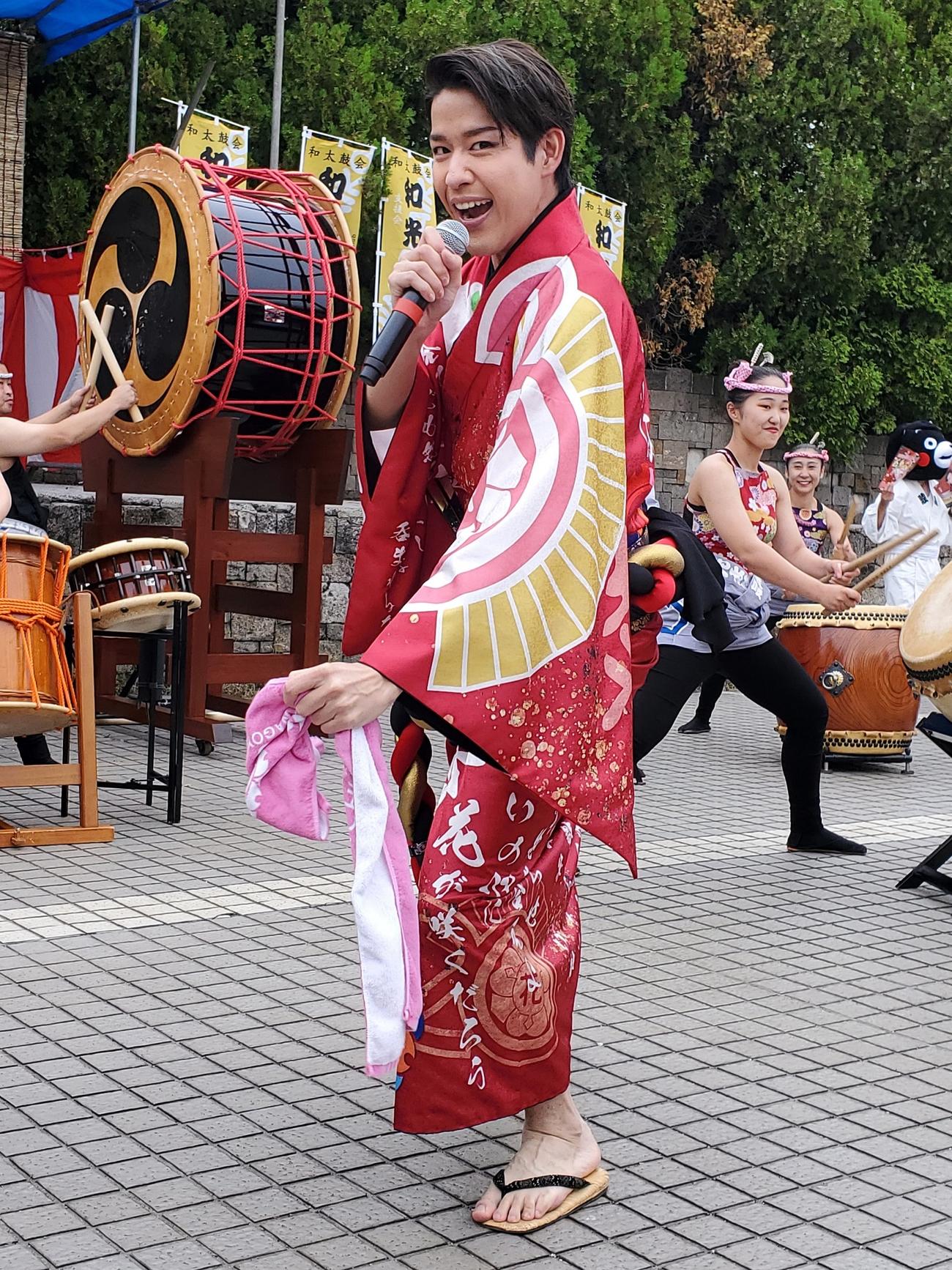 「第21回大江戸神輿まつり」で熱唱する花園直道
