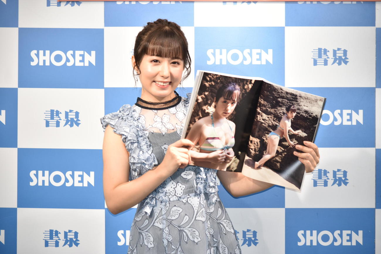 写真集「記憶の雫」発売記念会見に出席した前田美里